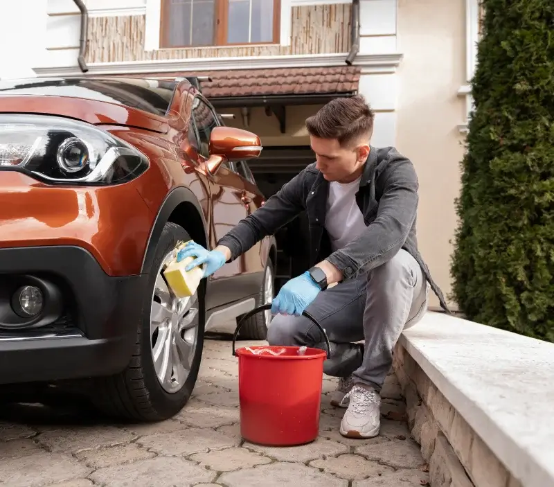 Lavage auto à domicile Sainte-Croix : professionnel intervenant sur un véhicule